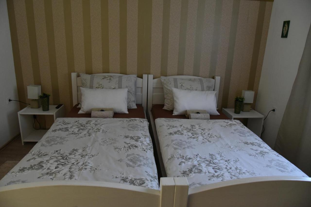 Rooms Bobic Licko Petrovo Selo Exterior photo